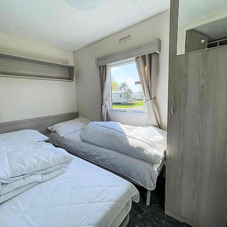 Gorgeous Caravan With Decking In Breydon Water Holiday Park, Ref 10081B Belton with Browston Extérieur photo
