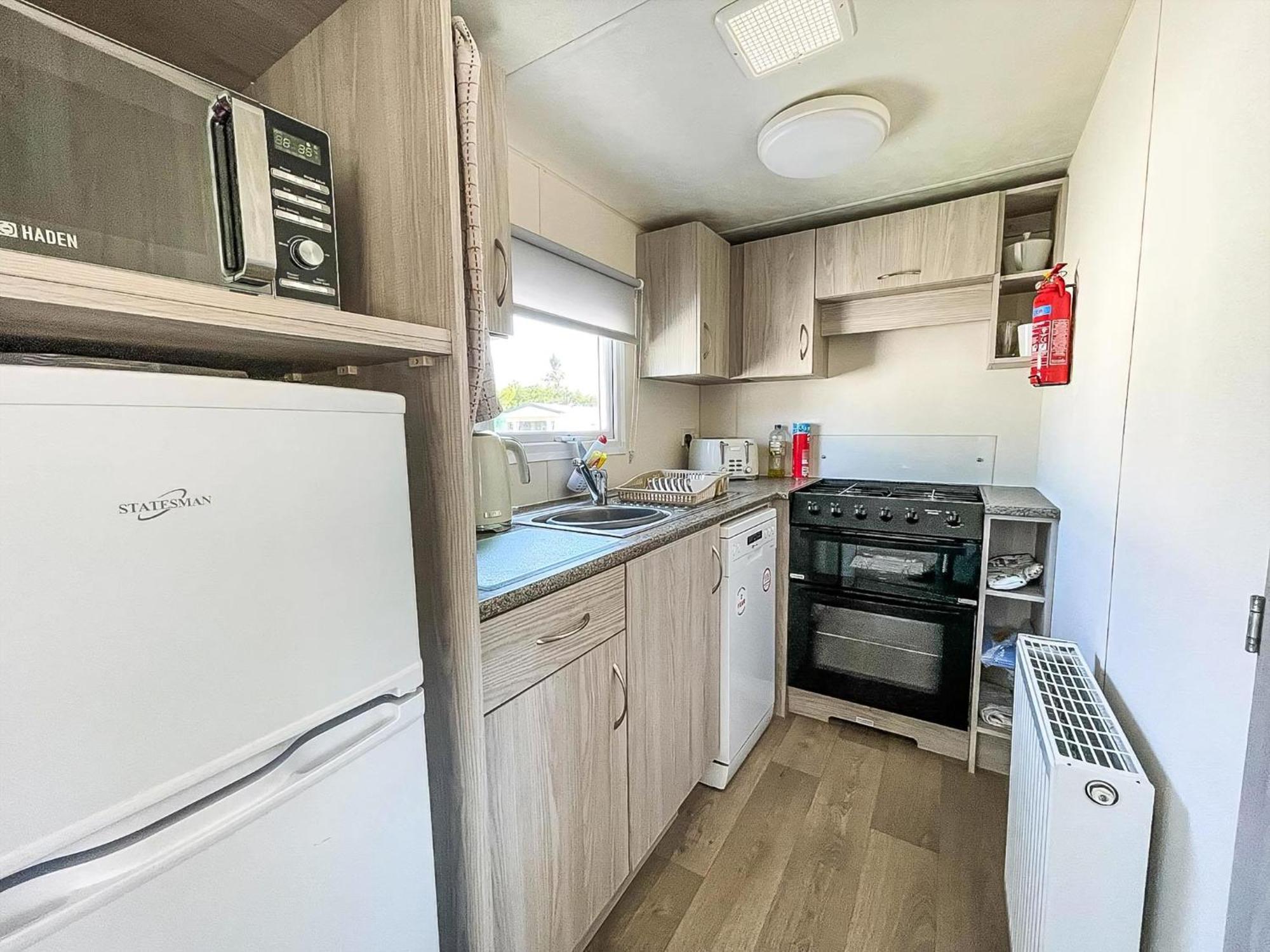 Gorgeous Caravan With Decking In Breydon Water Holiday Park, Ref 10081B Belton with Browston Extérieur photo